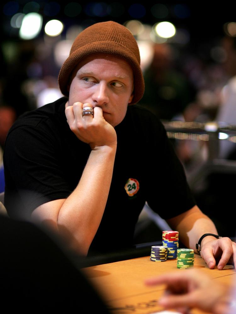 RØVERI. Theo Jørgensen åbnede døren i går aftes, da en mand, der udgav sig for at være pizzabud, ringede på. 