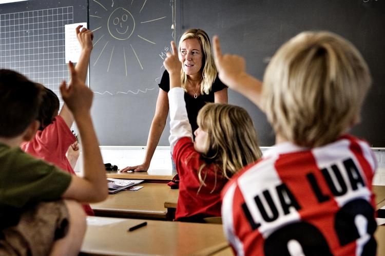 SKOLE. Lærerne får opbakning fra naboforbundene. Også de frygter, at regeringens sparekniv vil gå udover dem. 