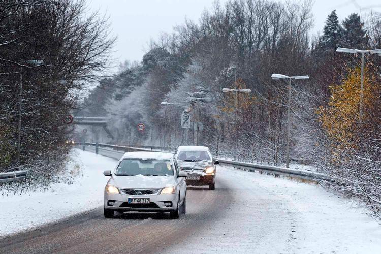 indtog. Vinteren gjorde sit indtog i Danmark i søndags, og meteorologerne siger, at kulden fortsætter de kommende dage. 