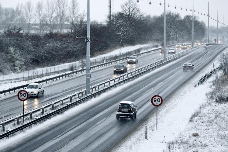 SNE. Morgentrafikken præges af kulde og sne. 