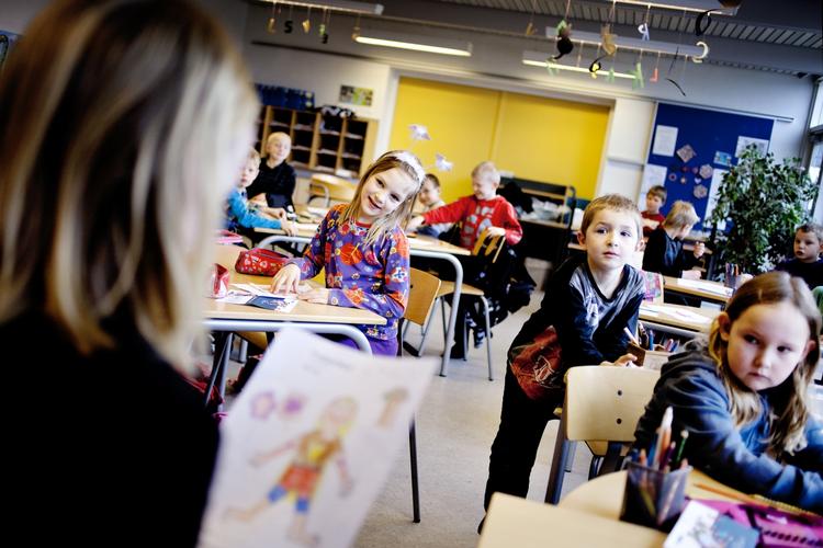 hjælpelærere. Børne- og  Undervisningsministeriet vil ansætte 40 dygtige lærere, som skal rejse rundt og hjælpe landets folkeskoler med inspiration og reformere sig. 