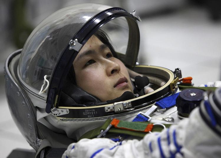 debutant. Kina har store ambitioner med rumfart. Sidste år skød de deres første kvindelige astronaut op. Det er hende her, Liu Yang. 
