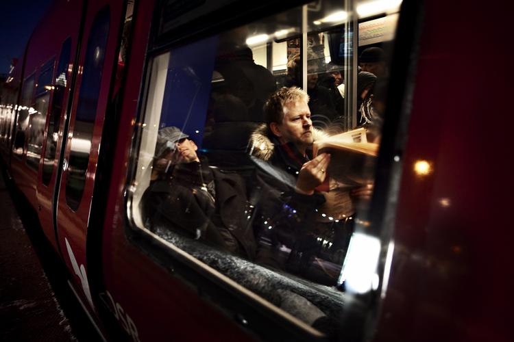 Transport. Det bliver dyrere at køre med bus, tog eller metro i det nye år. 