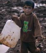 Flugt. Omkring 400.000 flygtninge - en meget stor del af dem børn - bor i telte, i ufærdige bygninger eller andre steder, hvor de ikke kan beskytte sig mod kulden. Her en syrisk dreng, der har søgt tilflugt i en lejr i Tyrkiet. 