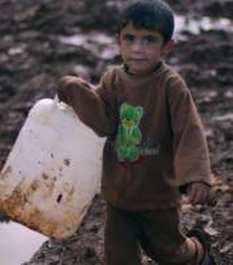 Flugt. Omkring 400.000 flygtninge - en meget stor del af dem børn - bor i telte, i ufærdige bygninger eller andre steder, hvor de ikke kan beskytte sig mod kulden. Her en syrisk dreng, der har søgt tilflugt i en lejr i Tyrkiet. 