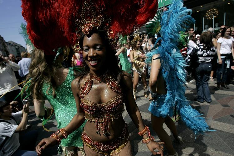 Gadeplan. Copenhagen Carnival med trommeinferno og farvestrålende kostumer på Strøget og i Fælledparken lukker og slukker. 