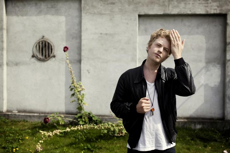 klart. Hjelm lyder ubesværet, når han synger på dansk. 