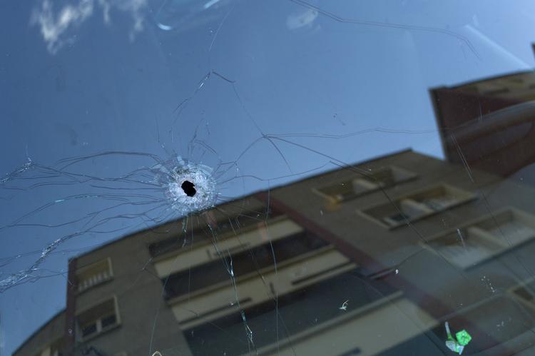 TERRORAKTION. Et skudhul ses i en bilrude ud for den boligblok, Mohamed Merah forskansede sig i efter sine terrordrab i Toulouse. 