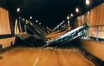 Tunnelkollaps. Betonelementer er faldet ned over kørebanen i Sasago-tunnelen i Japan. 