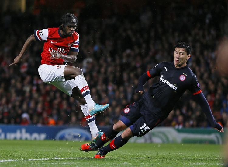 gruppespil. Arsenal og Olympiakos mødes i den sidste kamp i holdenes Champions League-gruppe. På billedet scorer Gervinho for englænderne i det første opgør mellem holdene. 