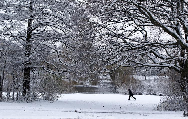 Snevejr. En kvinde måtte vente forgæves i flere timer før en frysende mand kunne få hjælp. 