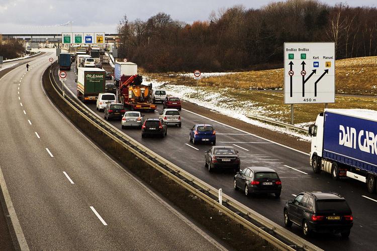 Hul. Der er igen gang i trafikken over Storebælt. 
