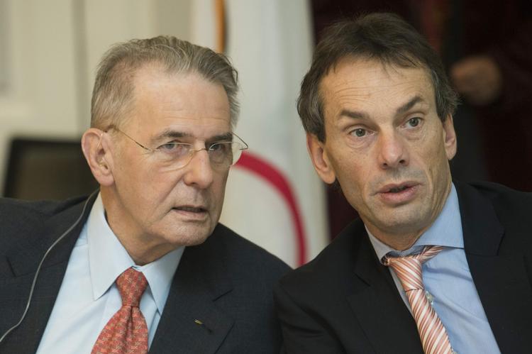 eksklusion. Præsident for IOC, Jacques Rogge (tv), og generalsekretær i IOC, Christophe De Kepper (th), taler sammen under et møde i dag i Lausanne. 