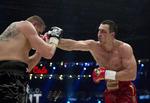 snydepels. Den tredobbelte verdensmester Wladimir Klitschko (th) rammer polske Mariusz Wach hårdt og præcist i VM-kampen i november. 