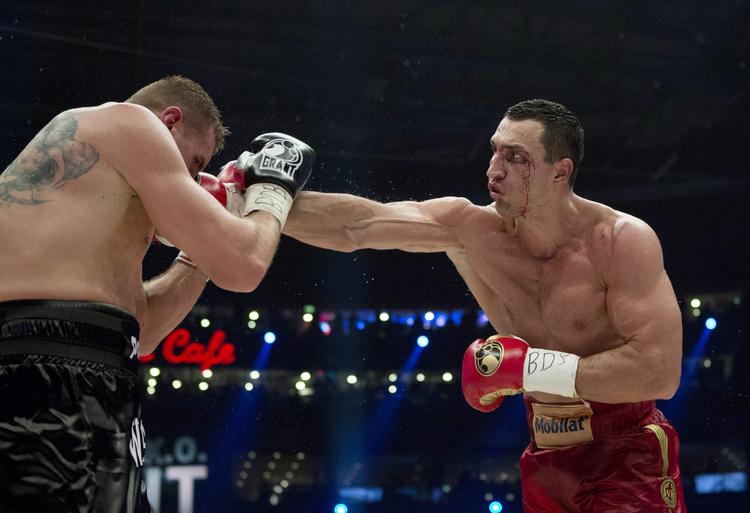 snydepels. Den tredobbelte verdensmester Wladimir Klitschko (th) rammer polske Mariusz Wach hårdt og præcist i VM-kampen i november. 
