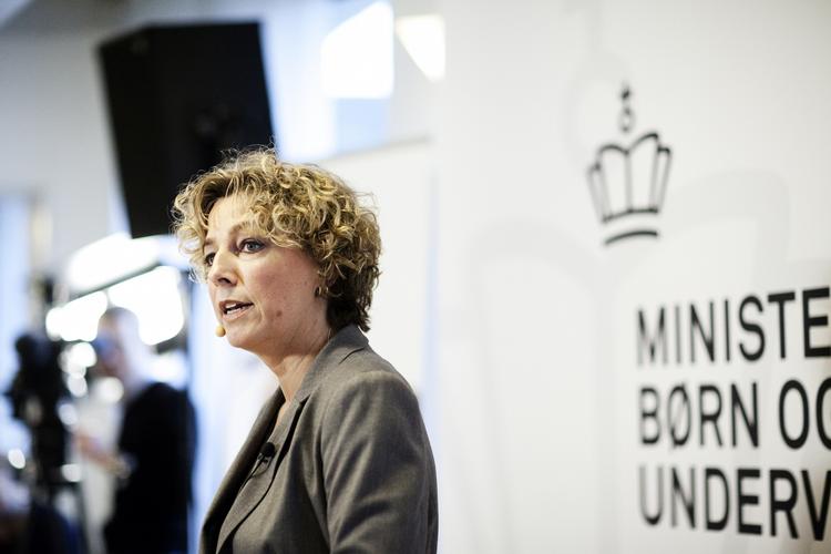 Arbejdstid. Undervisningsminister Antorini vil ikke blande sig i overenskomstforhandlinger, men lærerne kunne godt undervise mere. 