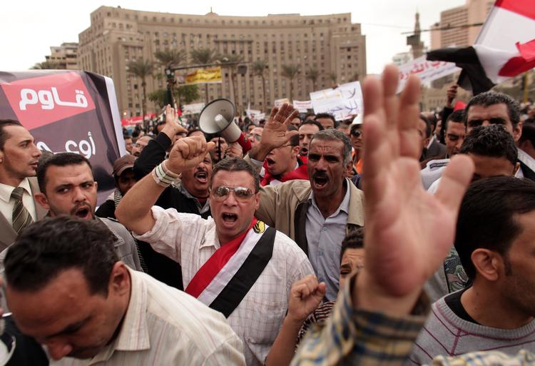 Demonstranter og uropoliti støder sammen i Kairo under nye protestdemonstrationer mod præsident Mohammed Morsi. 