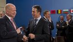 Natos generalsekretær Anders Fogh Rasmussen sammen med den britiske udenrigsminister William Hague på mødet om det tyrkiske missilforsvar, som nu er godkendt. 