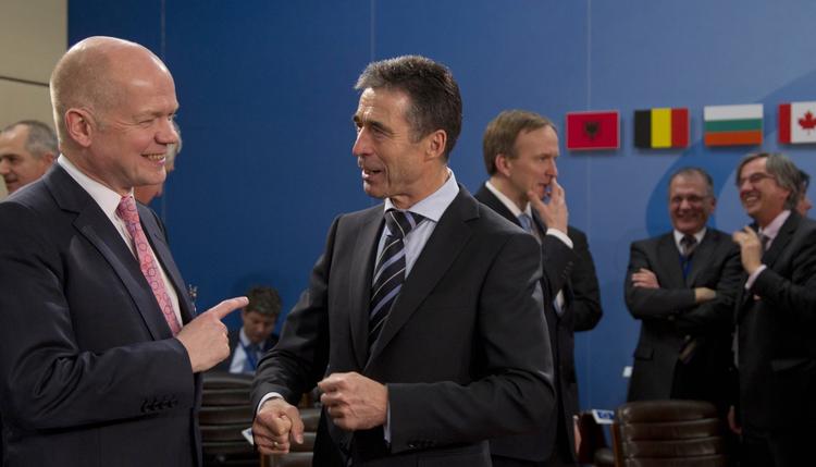 Natos generalsekretær Anders Fogh Rasmussen sammen med den britiske udenrigsminister William Hague på mødet om det tyrkiske missilforsvar, som nu er godkendt. 