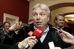 Udspurgt. Uffe Elbæk blev mødt af et omfattende presseopbud, inden han trådte ind til dagens samråd. 