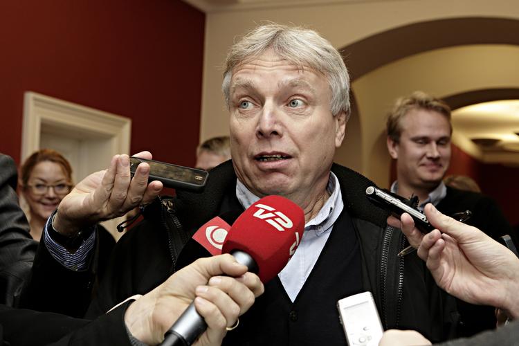 Udspurgt. Uffe Elbæk blev mødt af et omfattende presseopbud, inden han trådte ind til dagens samråd. 