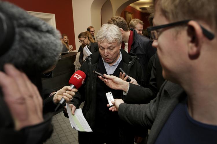 Kulturminister Uffe Elbæk har stadig sin kredsformands tillid, selv om Vivian Heinola kalder det en 'dum sag'. 