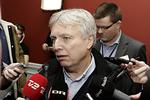 Omstridt. Uffe Elbæk mødte pressen inden det dramatiske møde. Han får næppe ro for journalister foreløbigt. 