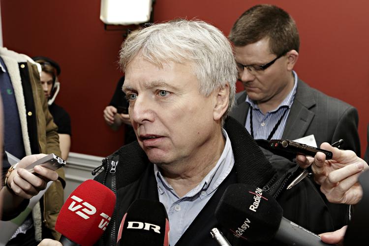 Omstridt. Uffe Elbæk mødte pressen inden det dramatiske møde. Han får næppe ro for journalister foreløbigt. 