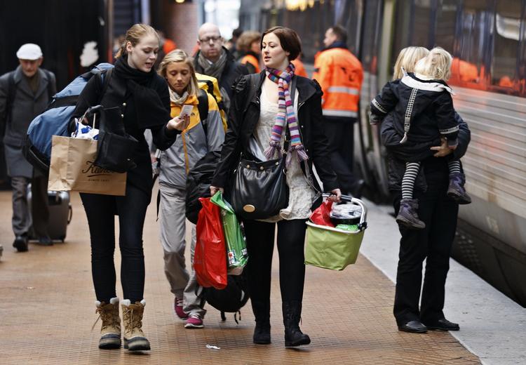 Juletrafik. Skal du rejse langt til jul, kan du måske spare mange penge ved at anskaffe dig et rejsekort. Arkivfoto. 