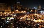 protest. Tahrir Pladsen i Kairo var fyldt med tusindvis af mennesker i aftes, og i dag fortsætter hundredevis af egyptere demonstrationerne mod landets præsident, Hohamad Mursi, og de udvidede magtbeføjelser, han har givet sig selv. 