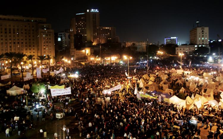 protest. Tahrir Pladsen i Kairo var fyldt med tusindvis af mennesker i aftes, og i dag fortsætter hundredevis af egyptere demonstrationerne mod landets præsident, Hohamad Mursi, og de udvidede magtbeføjelser, han har givet sig selv. 