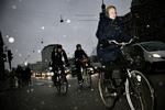 Koldstart. Cyklister på vej i morgentrafikken i København. 