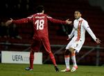 censur. Luiz Adriano (th) og Donetsk slap alt for billigt for sit usportslige 'snydemål' mod FCN, mener Kasper Hjulmand. 