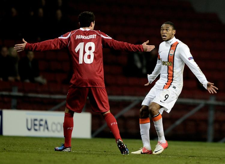 censur. Luiz Adriano (th) og Donetsk slap alt for billigt for sit usportslige 'snydemål' mod FCN, mener Kasper Hjulmand. 