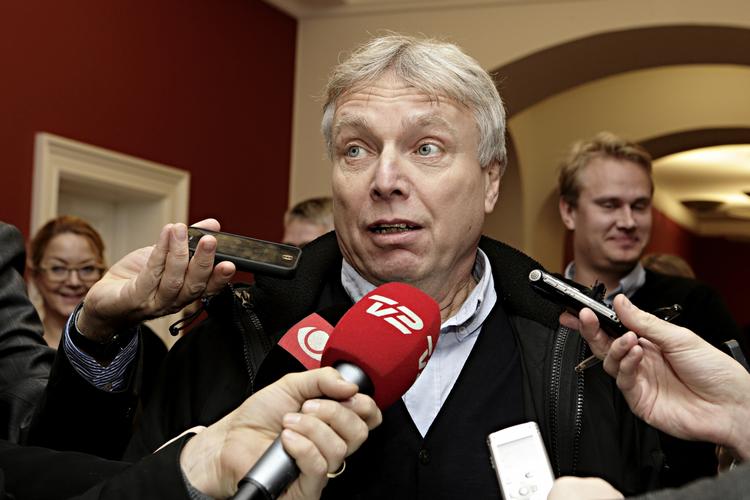 Ministerstorm. »Vi beder ikke om Uffe Elbæks afgang«, siger Venstres ordfører. 