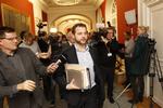 OPBAKNING. Trods det voldsomme stormvejr, som i øjeblikket omgiver kulturminister Uffe Elbæk (R), har hans partifæller og ministerkollega Morten Østergaard fortsat tillid til ham. 