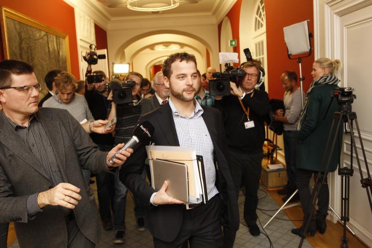 OPBAKNING. Trods det voldsomme stormvejr, som i øjeblikket omgiver kulturminister Uffe Elbæk (R), har hans partifæller og ministerkollega Morten Østergaard fortsat tillid til ham. 