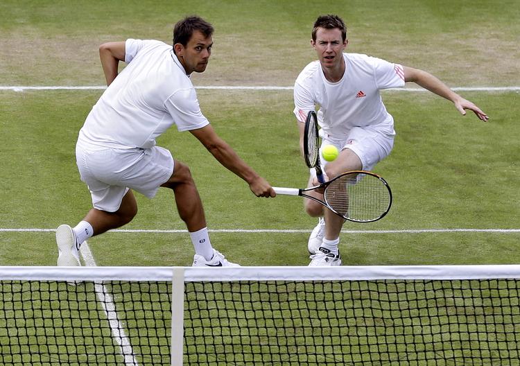 hæder. Frederik Løchte Nielsen (tv) brød sammen med makkeren Jonathan Marray igennem som useedede til sejren ved Wimbledon. 