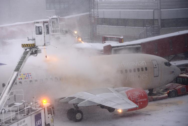 LUKKET. Arlanda Lufthavnen i Stockholm er lukket på grund af voldsom snekaos. 