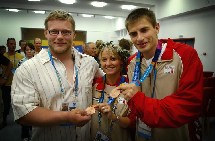 OL-MEDALJER. Samme dag som badmintonspillerne Jens Eriksen og Mette Schjoldager fik deres bronzemedaljer i mixed double, blev Joachim B. Olsen nummer tre i kuglestød, men han fik først senere overrakt medaljen på det olympiske stadion. 