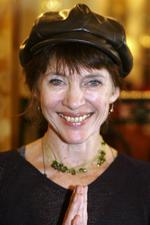 Huston. Nancy Huston skriver på fransk og oversætter derefter sine tekster til engelsk. Huston har modtaget en del 'rigtige' litterære priser, bl.a. den store franske Prix Goncourt. 