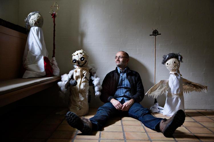 Multikultur. I et baglokale i kirken står tre hjemmelavede engle klar til julen. 