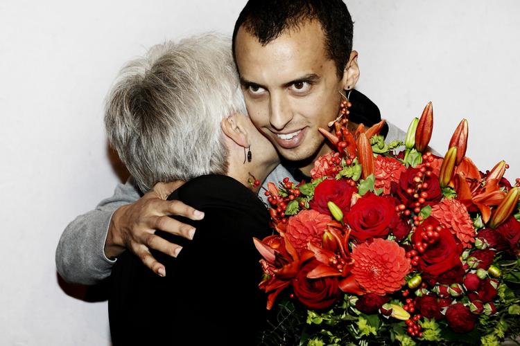 Dengang. Annette Vilhelmsen omfavnes af Mathias Tesfaye. 