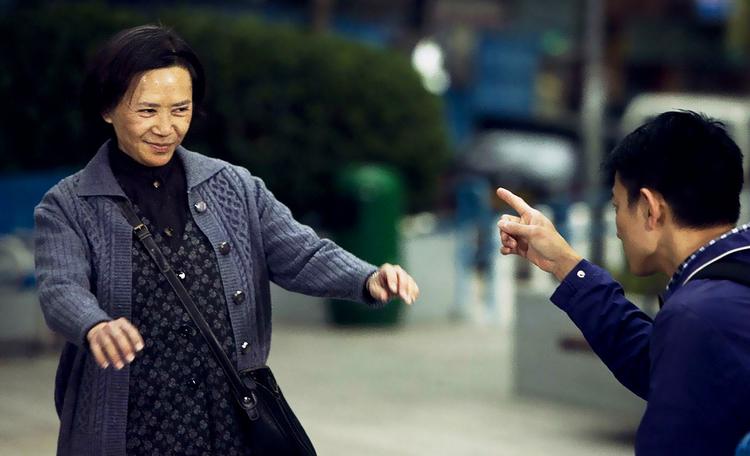 Dig! Forestil dig, at Laura røg på  plejehjem og Hans Christian Varnæs skulle tage sig af hende. Så har du rammen for Hongkong-instruktøren Ann Huis stilfærdige film. 