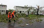 Blæst. Krisemedarbejdere hjælper til i Auckland, hvor en mindre tornado har hærget. 