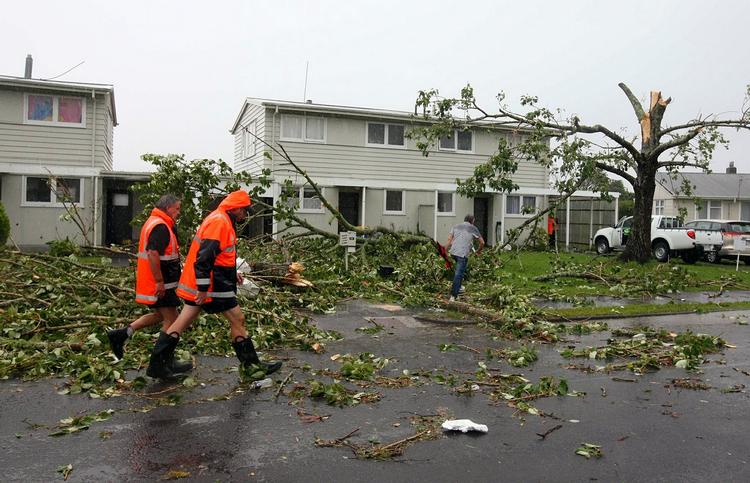 Blæst. Krisemedarbejdere hjælper til i Auckland, hvor en mindre tornado har hærget. 