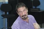 Eftersøgt. Han hævder selv at være uskyldig, men har alligevel været på flugt i tre uger. Nu er John McAfee fanget i Guatemala. 