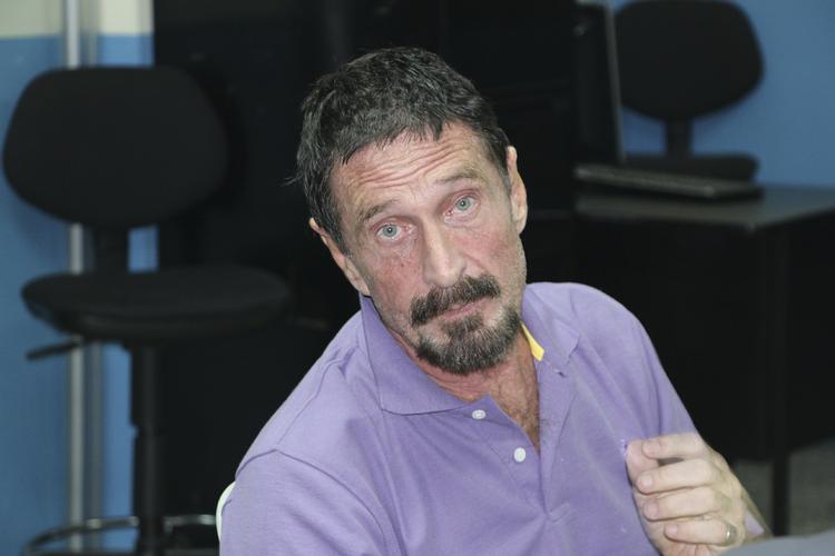 Eftersøgt. Han hævder selv at være uskyldig, men har alligevel været på flugt i tre uger. Nu er John McAfee fanget i Guatemala. 