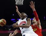 stjerneparade. USA's store stjerne Kobe Bryant kommer til skud i OL-finalen mod Spanien. 