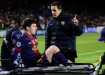 sammenstød. Lionel Messi bæres fra banen på en båre under FC Barcelonas kamp mod Benfica. 